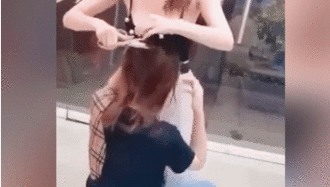 Nữ nhân viên 16 tuổi bị vợ chủ quán cắt tóc đánh đập rồi đăng lên mạng