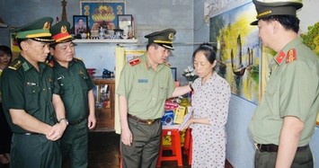Thiếu tướng Đinh Văn Nơi thăm các gia đình liệt sĩ vụ tấn công trụ sở xã 