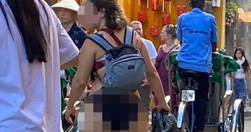 Nữ du khách mặc bikini vô tư đi dạo trong phố cổ Hội An