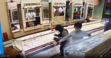 Hình ảnh đôi nam nữ mang súng đi cướp tiệm vàng ở Khánh Hòa 