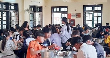 Nhân viên bếp nghi bỏ độc vào thức ăn cho 400 học sinh ăn 