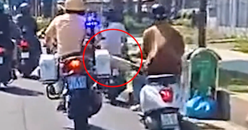 Cảnh sát giao thông thò chân đạp ngã thanh niên đang chạy xe máy ở TP HCM 