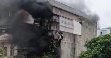 Clip thanh niên cõng 2 cô gái thoát khỏi đám cháy nhà trọ ở Hà Nội