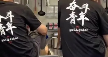 Nhân viên cửa hàng trà sữa cho chân trần lên bồn rửa bát gây xôn xao 