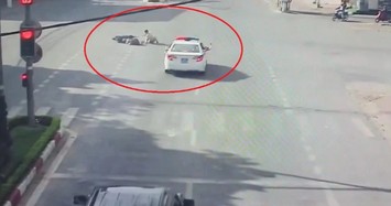 Bất chấp nguy hiểm CSGT lao mình cản người đi xe máy vào đường ưu tiên