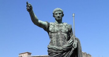 Biết gì về hoàng đế đầu tiên của đế chế La Mã cổ đại?