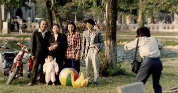 Hồ Hoàn Kiếm năm 1990 cực mộc mạc qua loạt ảnh hiếm