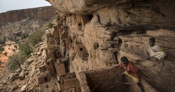 Kỳ lạ ngôi làng trên vách đá ở Tây Phi 