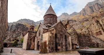 Choáng ngợp với tu viện cổ nổi tiếng nhất vùng núi Kavkaz 