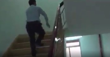 Clip Linh “nựng” dâm ô bé gái trong thang máy chạy cầu thang như VĐV điền kinh