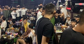 Đột kích quán bar ở Sài Gòn, hàng trăm dân chơi tháo chạy tán loạn.