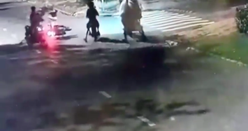 Nhóm thanh niên đánh cướp đôi nam nữ táo tợn trên đường phố ở Sài Gòn