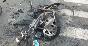 Chiếc xe máy bị đốt ở hiện trường.