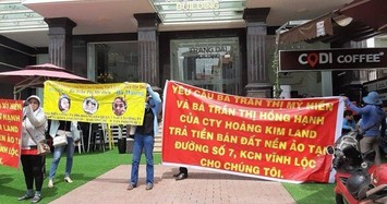 Người dân giăng biểu ngữ đòi lại tiền Công ty Hoàng Kim Land trước đó.