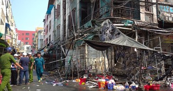 Giải cứu thành công 2 cô gái và 1 người già khỏi vụ cháy tại chợ Hạnh Thông Tây ở Sài Gòn.