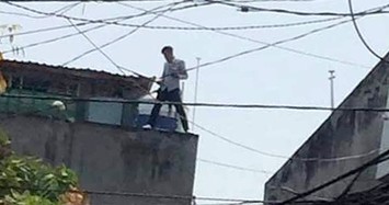 Bị kiểm tra thanh niên phê ma tuý xịt hơi cay vào cảnh sát rồi trốn lên mái nhà ở Sài Gòn