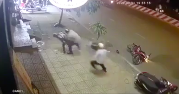 Tổ công tác phòng chống dịch Covid-19 truy bắt 2 thanh niên trộm xe máy ở Sài Gòn.