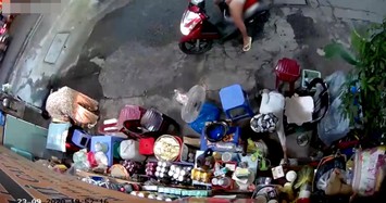 Bắt người phụ nữ chở con dàn cảnh trộm tiền của cụ bà bán tạp hoá ở Sài Gòn