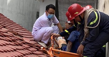 Cảnh sát giải cứu nam công nhân bị trượt ngã gãy xương đùi mắc kẹt trên mái nhà ở Sài Gòn