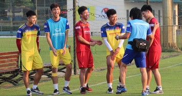 Những hình ảnh vui vẻ trêu đùa của các cầu thủ Hà Đức Chinh, Phan Văn Đức với bác sĩ Choi