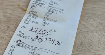 Nữ phục vụ bất ngờ được khách lạ tip 2.020 USD sau bữa ăn