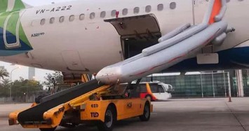 Video: Hai máy bay va nhau tại sân bay Nội Bài