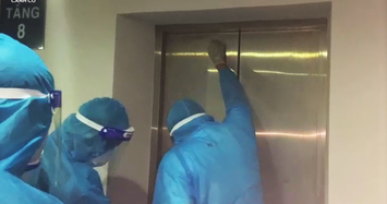 'Nghẹt thở' cuộc giải cứu nhân viên y tế kẹt trong thang máy 