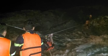 Video giải cứu 3 người kẹt trên mỏm đá giữa dòng lũ dữ