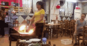 Video: Đầu bếp vừa nấu ăn vừa quẩy nhạc sàn đầy biểu cảm