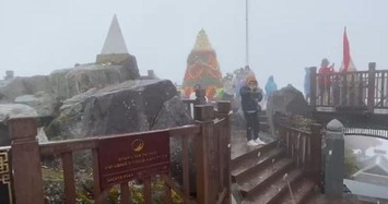 Video: Đỉnh Fansipan bất ngờ có tuyết rơi, du khách thích thú