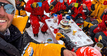 Leo lên đỉnh núi cao nhất thế giới chỉ để uống trà với bạn bè