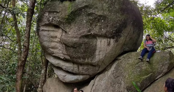Video: Tảng đá khổng lồ có hình dáng lạ hút du khách