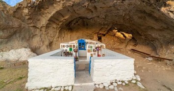 Video: Nhà thờ nằm bên trong miệng hang động kỳ vĩ ở Hy Lạp