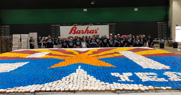 Video: Kỷ lục Guinness: Hàng chục ngàn chiếc bánh vòng tạo nên bức tranh khổng lồ 