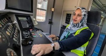 Video: Ai Cập lần đầu tiên cho phép phụ nữ được lái tàu điện ngầm
