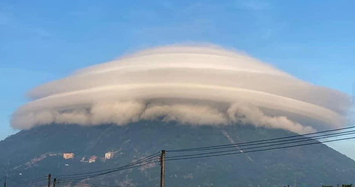 Kỳ lạ mây thấu kính vây quanh đỉnh núi Bà Đen