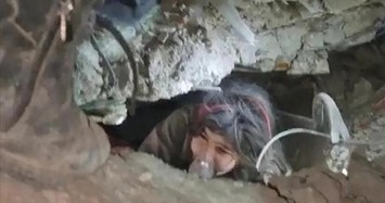 Video nghẹt thở giải cứu bé gái mắc kẹt dưới đống đổ nát ở Thổ Nhĩ Kỳ hơn 40 giờ 