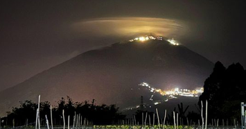 Video: Xem quầng mây sáng cực lạ xuất hiện trên đỉnh núi Bà Đen