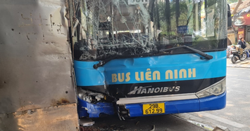 Xe buýt mất lái lao như tên bắn vào quán ăn ở Hà Nội 