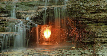 Bí mật về ngọn lửa không bao giờ tắt bên trong thác nước