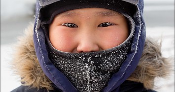 Trẻ em đi học với hàng mi đóng băng ở nơi lạnh nhất thế giới