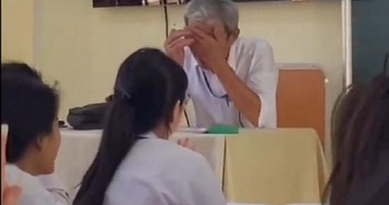 Thầy giáo già tóc bạc trắng rơi nước mắt trong tiết dạy cuối cùng