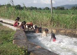 Đuối nước ở trẻ em: Hiểm họa từ những chiếc ao làng, sông suối
