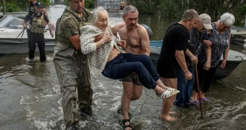 Vỡ đập ở Ukraine: Máy bay không người lái thả đồ cứu trợ cho dân mắc kẹt