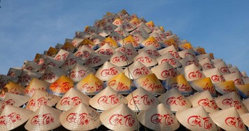 Ngắm chiếc nón khổng lồ được xếp từ 540 nón lá viết thư pháp
