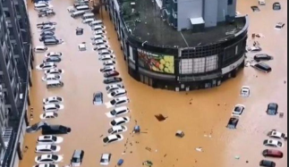 Những clip ám ảnh về trận mưa lũ lịch sử ở Trung Quốc