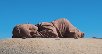 Xúc động bức tượng 'Em bé khổng lồ' nằm cô đơn giữa sa mạc