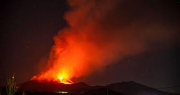 Xem núi lửa phun dung nham cao 3.000m đỏ rực bầu trời