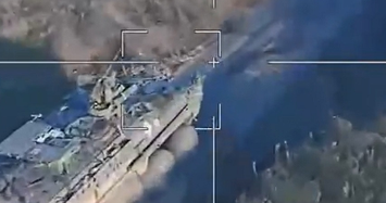 Khoảnh khắc UAV cảm tử Nga lao vào thiết giáp Mỹ ở Ukraine