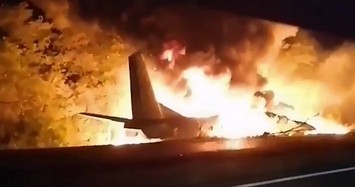 Máy bay lao xuống đất bốc cháy ngùn ngụt